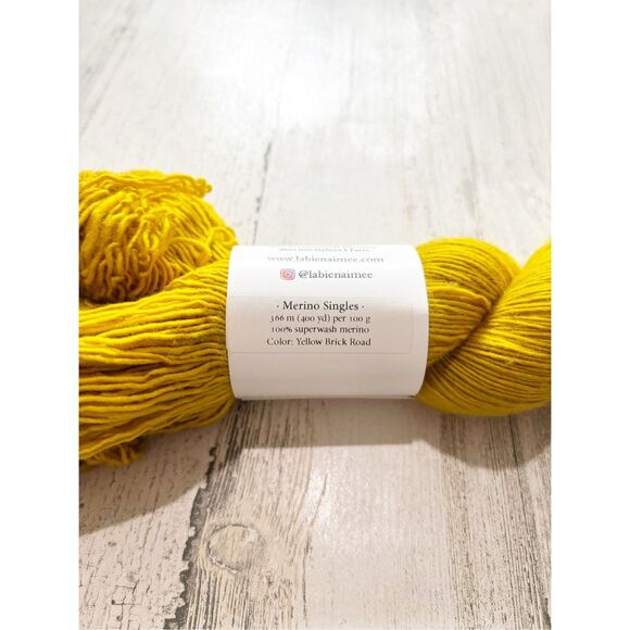 La Bien Aimée Merino Singles yarn in the colorway "Yellow Brick Road" - Picture 2 of 2